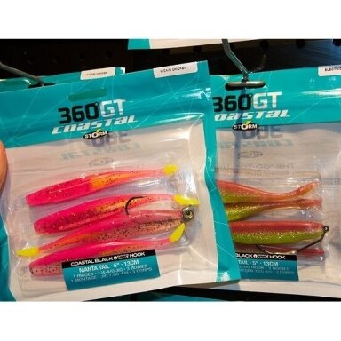 AKCIJA! Perki 1 - gauni 2! Guminukai Storm Manta Tail 10cm 4vnt + kablys AKCIJA! Perki 1 - gauni 2! Guminukai Storm Manta Tail 10cm 4vnt + kablys