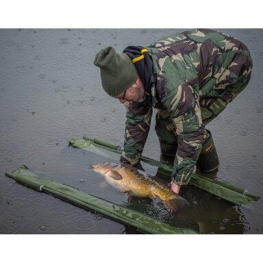 Plaukiantis Su plūdėmis Floating Sling Karpinis Matas Rankinė 4-Viename Svėrimui Žuvies laikymui vandenyje Wychwood Anglija Plaukiantis Su plūdėmis Floating Sling Karpinis Matas Rankinė 4-Viename Svėrimui Žuvies laikymui vandenyje Wychwood Anglija